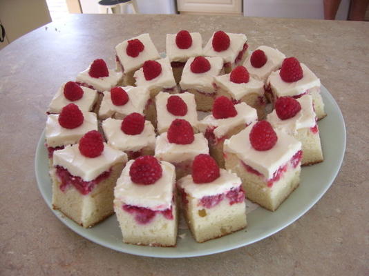 gâteau aux framboises avec glaçage au beurre