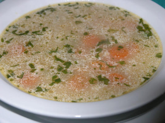 soupe de dinde croate à la crème sure et à l'aneth (ajngemahtes)