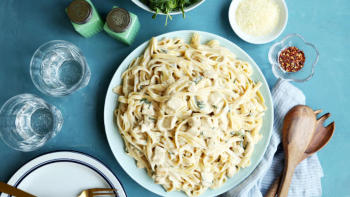 pâtes au poulet à l'ail et au basilic avec sauce alfredo