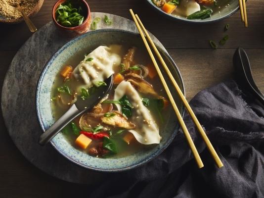 soupe asiatique de boulettes et de courges