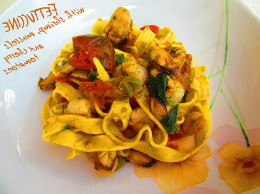 fettuccine aux crevettes, moules et tomates cerises