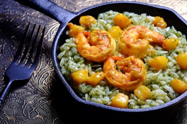 risoni au pesto avec crevettes à la mangue et au cari