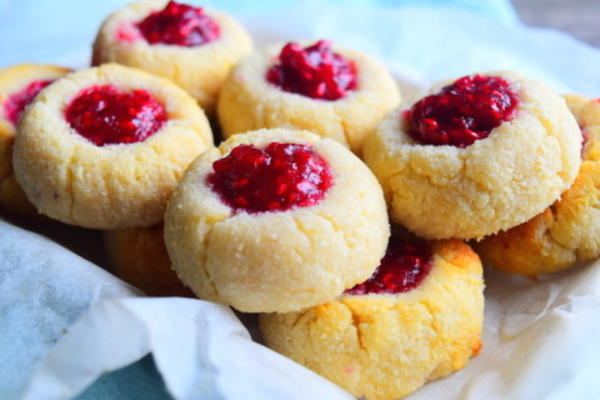 biscuits empreinte de pouce à la framboise et à la noix de coco