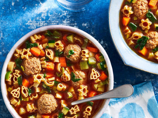 soupe aux épinards et aux boulettes de viande avec pâtes spatiales