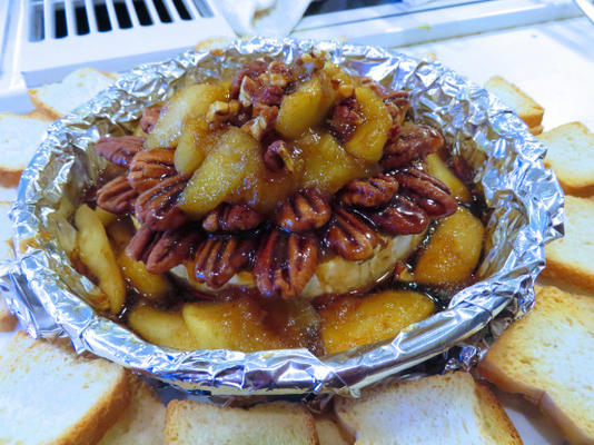 brie cuit au four avec pommes d'érable et pacanes