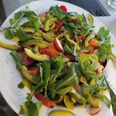 Salade de tomates à l'ancienne avec nectarines, avocat et roquette