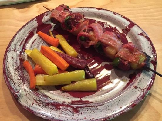 brochettes de steaks enrobées de bacon, jalapeno et ananas