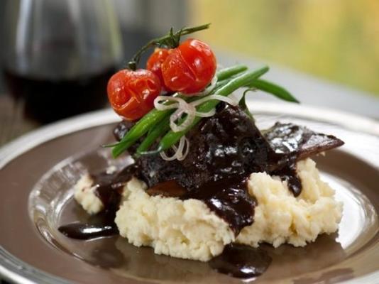 côtes braisées sur purée de pommes de terre à l'ail avec haricots verts