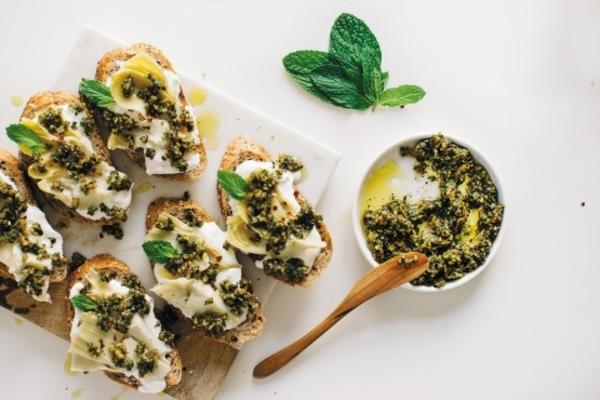 Tartines d'artichauts à la burrata avec pesto rôti à la menthe et au citron