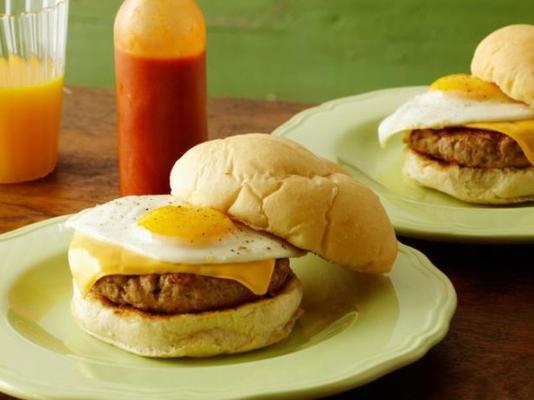 sandwichs au petit déjeuner avec saucisse à l'érable, œuf et fromage