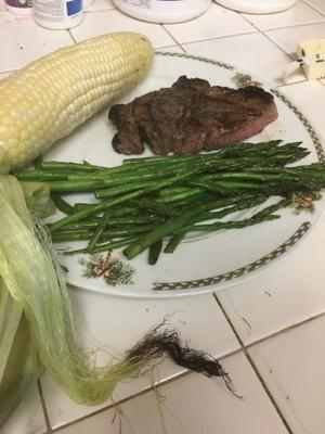 hartson's steak {chuck}, maïs et asperges