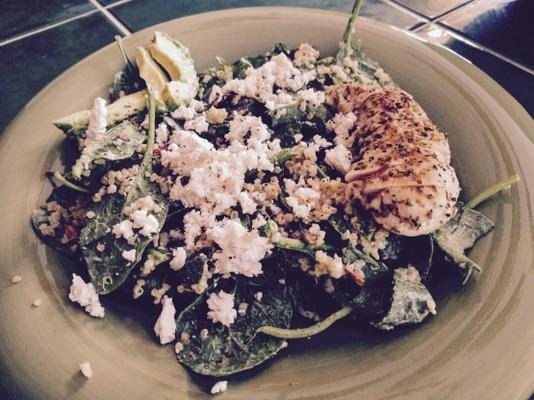 salade supergreens avec vinaigrette crémeuse à l'avocat