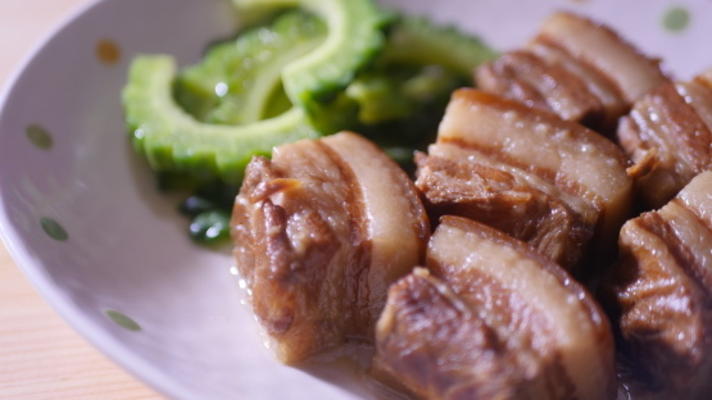 ventre de porc braisé à l'okinawa (rafute)