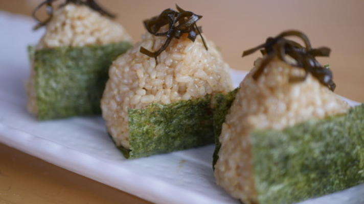 shio kombu onigiri (boule de riz au varech assaisonnée japonaise)