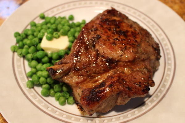 côtelettes de porc ribeye avec os braisées, glacées et savoureuses