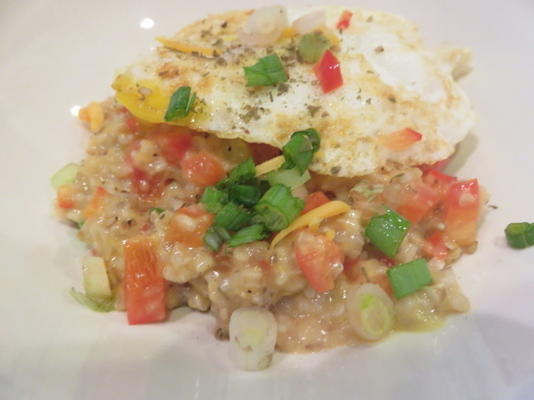 gruau salé avec du cheddar et un œuf au plat