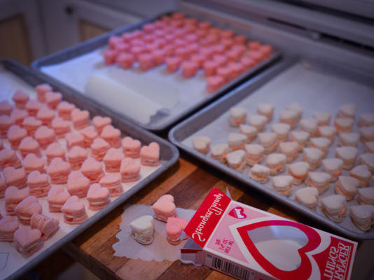 macarons français en forme de coeur