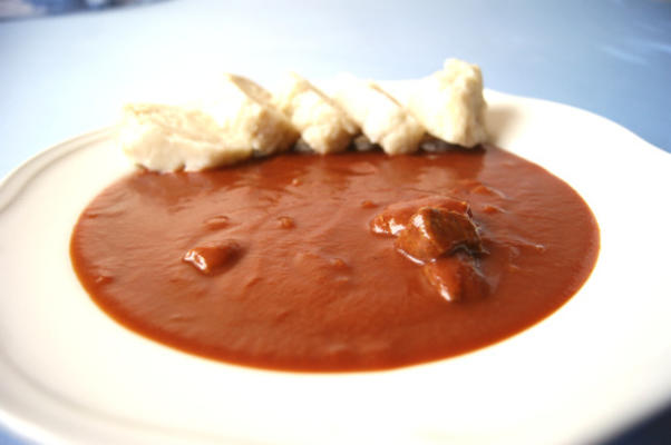 sauce tomate tchèque avec du bœuf et des raviolis végétaliens