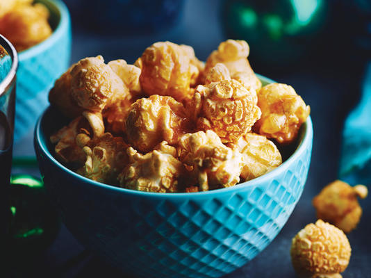 boulettes de maïs soufflé à l'érable et au bacon