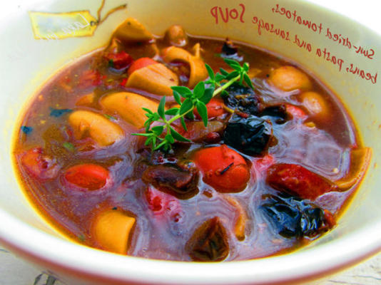 soupe aux tomates séchées, haricots, pâtes et saucisses