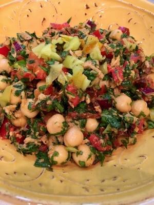 salade garbanzo et thon à la coriandre, persil et poivron rouge