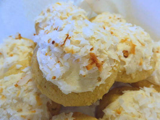 biscuits nuage de noix de coco avec glaçage au beurre brun