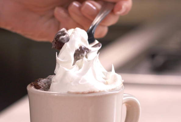 Gâteau mug chocolat et lave aux noisettes