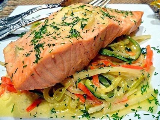 saumon à la nage avec des légumes en sauce crémeuse.