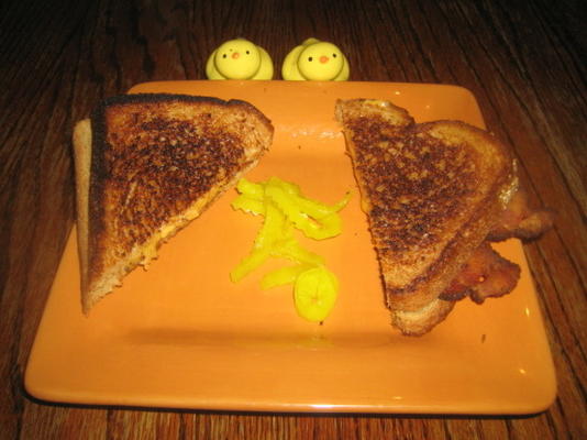 bacon à l'érable, fromage au poivre et sandwich au peperoncini