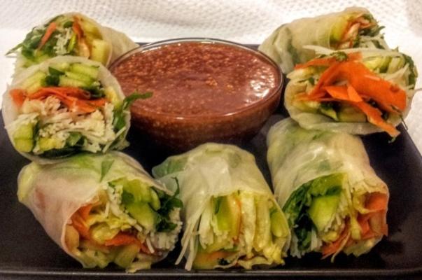 rouleaux de printemps frais avec trempette aigre-douce