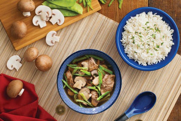 soupe de bœuf et champignons asiatique avec riz