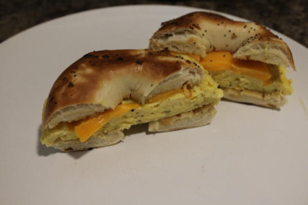 sandwich petit-déjeuner aux œufs et au fromage