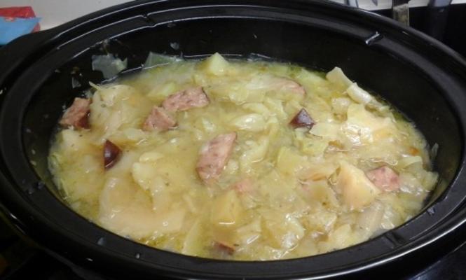 Soupe de saucisses, de choux et de pommes de terre à la cuisson lente