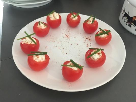tomates cerises fourrées à l'ail rôti et à l'oignon vert