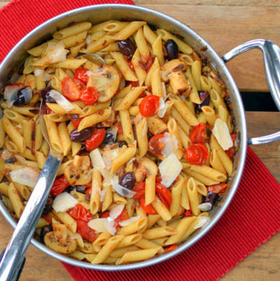 penne aux tomates, aux champignons et aux olives kalamata au parmesan