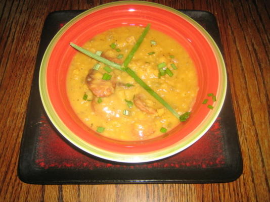 Soupe aux pois cassés jaune avec linguica fumé portugais