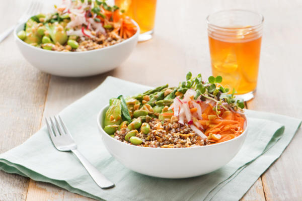 bol de quinoa au printemps