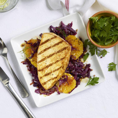 côtelettes de dinde rôties au chou rouge et à l'orange