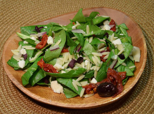 salade d'artichauts, d'orzo et de tomates séchées