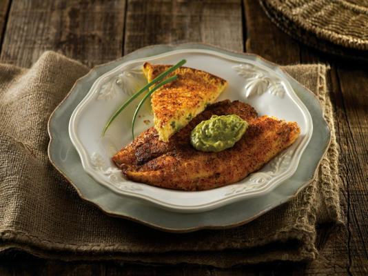 poisson épicé avec sauce avocat-chipotle et gâteau aux pommes de terre et à la poêle