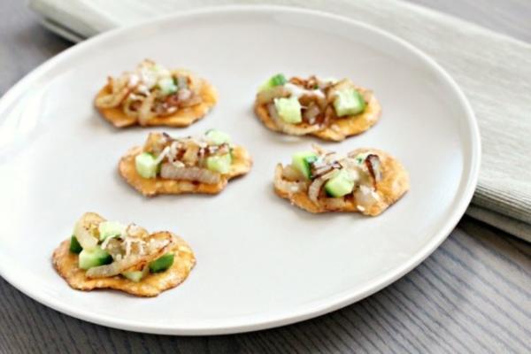 bouchées de salade de concombre et d'oignons caramélisés