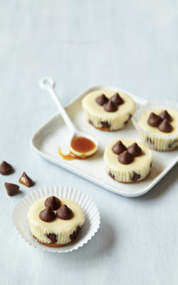 mini gâteaux au fromage avec de la caramel fourré au caramel;