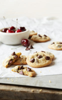 délice et commerce fourrés à la cerise; cookie aux pépites de chocolat