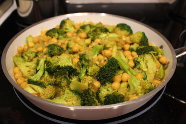 curry de pois chiches et de brocoli à la noix de coco