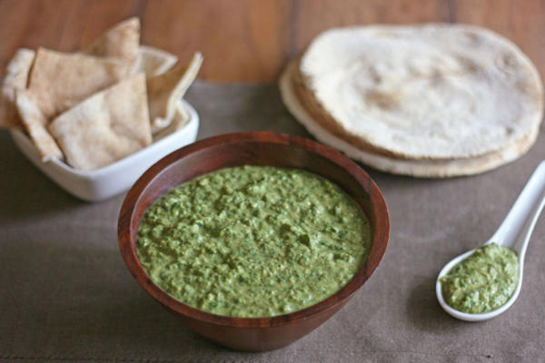 houmous d'épinards à l'ail rôti