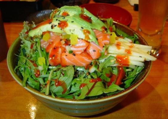 sashimi donburi - bol de riz japonais, garni de salade et cru