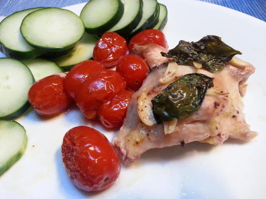 poulet cuit au four avec tomates, ail et basilic