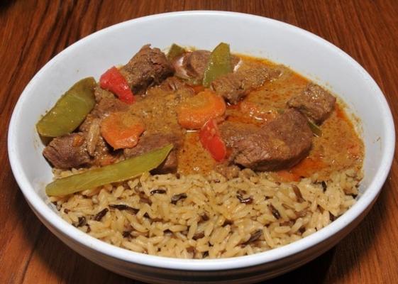 pâte de curry panang avec bœuf et légumes, mijoteuse