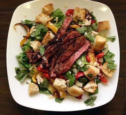 steak frit et salade de poivrons grillés