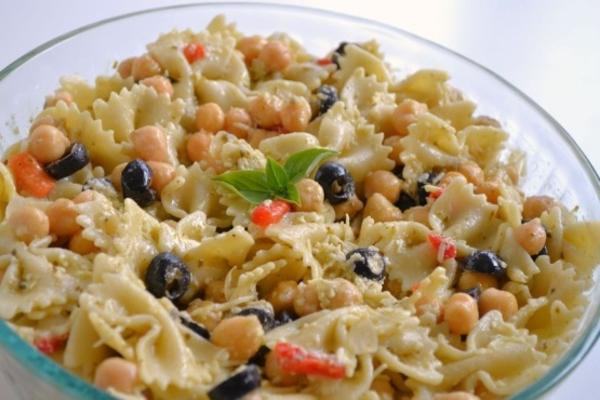Pâtes au pesto et salade de pois chiches